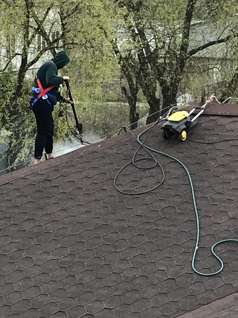 Mycie i konserwacja poszycia dachowego, ul. Burleska 1/2