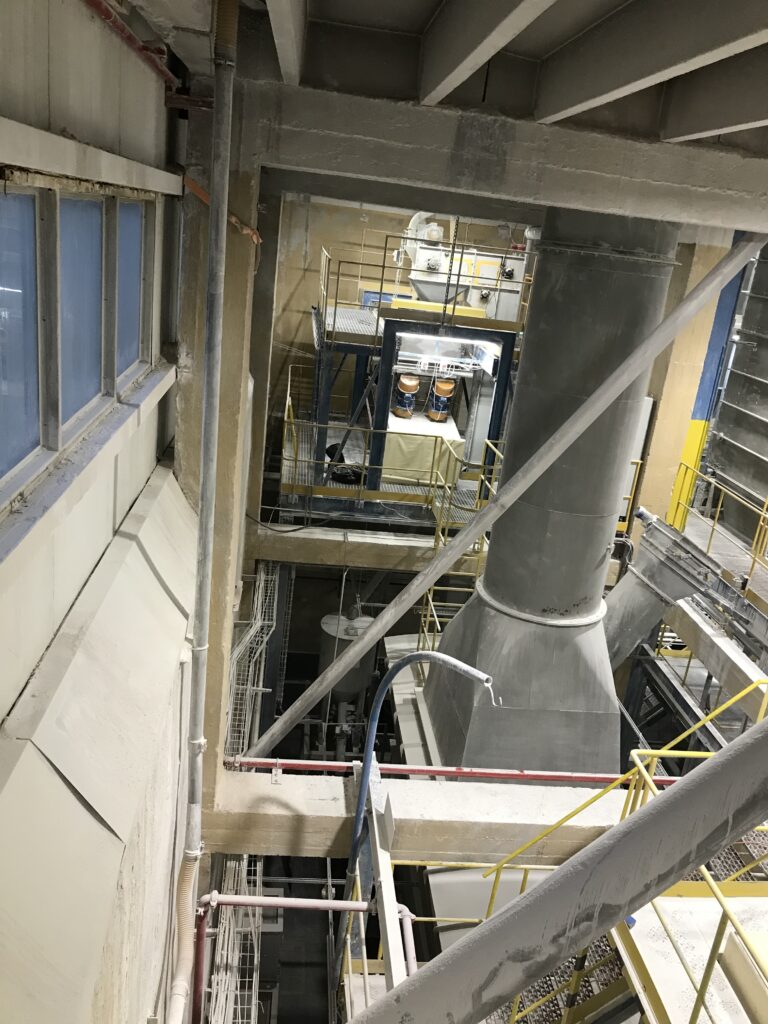 Montaż punktów kotwiczących, malowanie i naprawa ścian i elementów metalowych - fabryka, Reckitt Benckinser