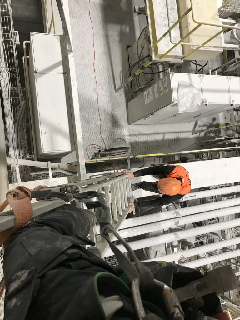 Montaż punktów kotwiczących, malowanie i naprawa ścian i elementów metalowych - fabryka, Reckitt Benckinser